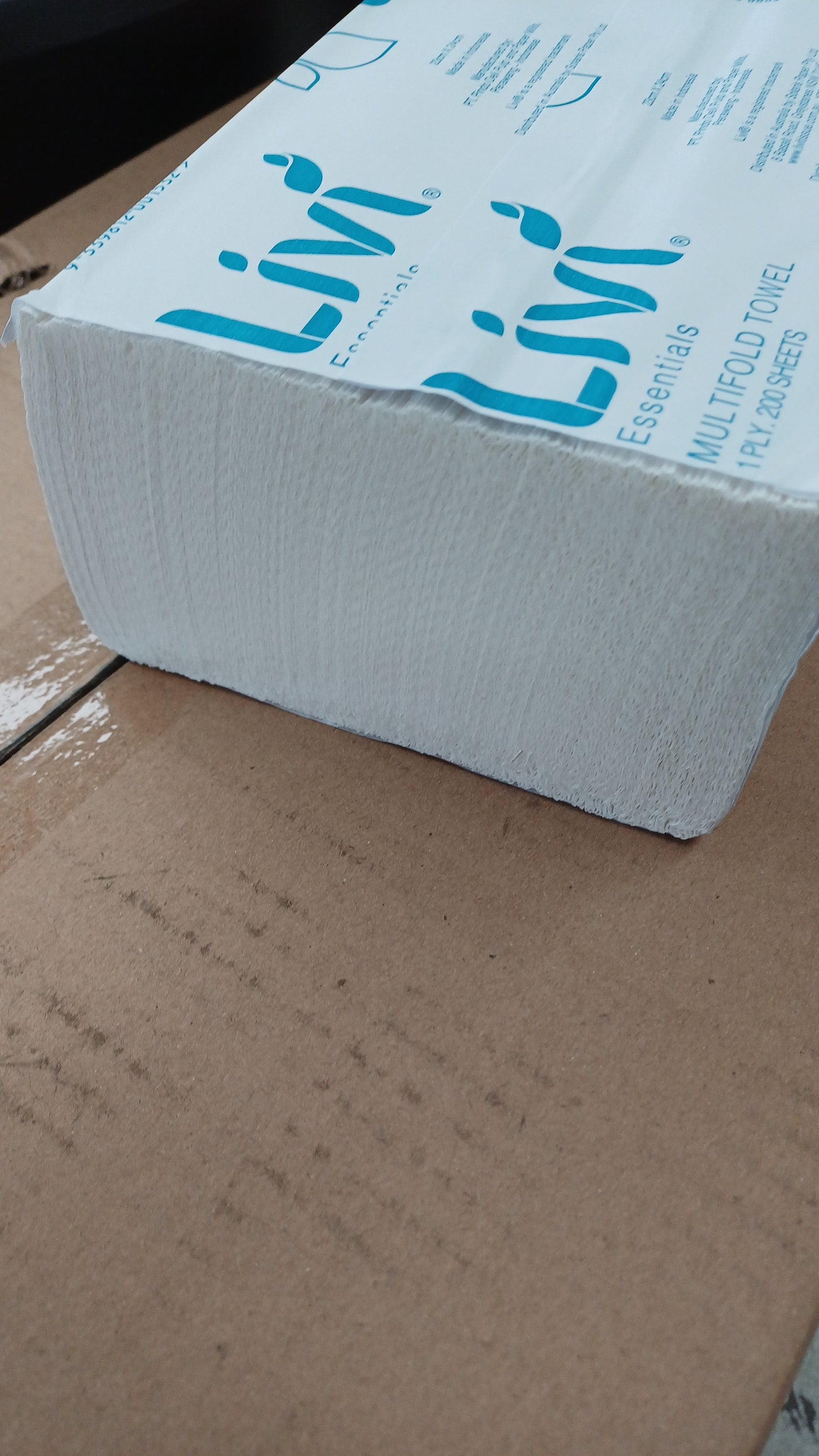Livi Essentials Slim Fold Paper Towels